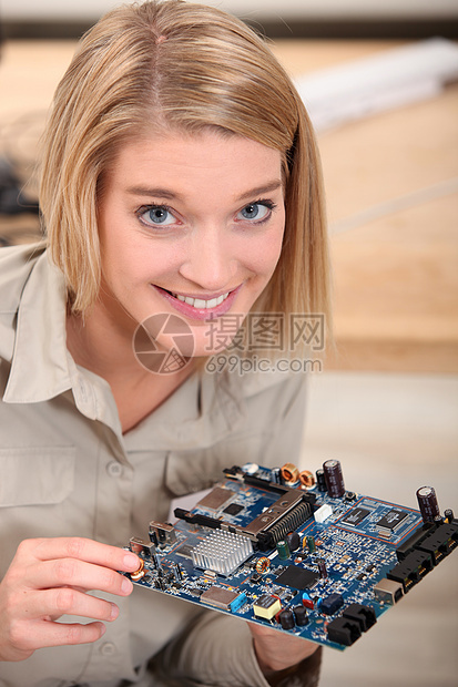 妇女修补电子设备部件;图片