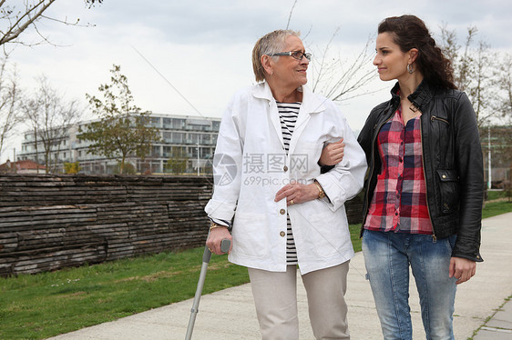妇女与一位年长的女士一起漫步图片