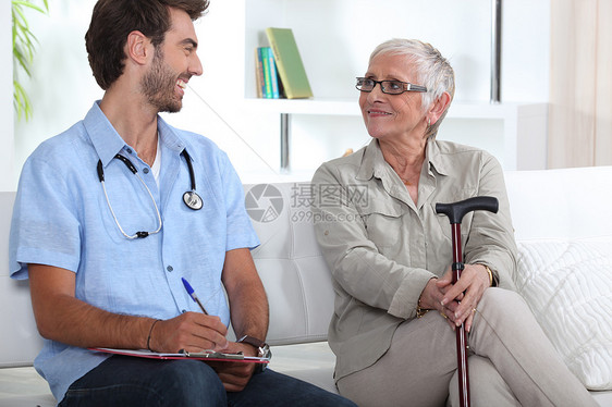 老年女人跟年轻医生说话图片