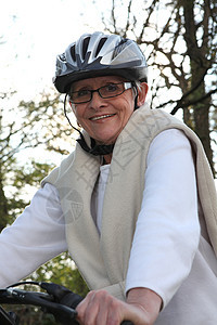在自行车上微笑的老女人图片