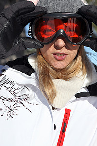 女人调整她的滑雪护目镜图片
