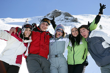 青少年游滑雪者群体图片