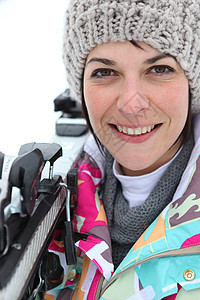 妇女肩上休息滑雪图片
