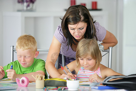 母亲帮助孩子做家庭作业闲暇家庭作业童年儿子专注青年孩子们妈妈场景女士图片