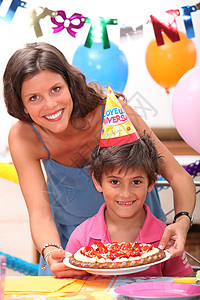 小男孩 庆祝生日的生日丝带蜡烛姐姐家庭父母惊喜快乐闲暇帽子女士图片