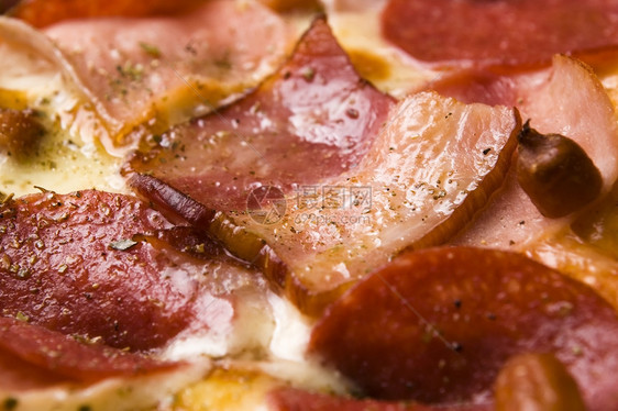意大利披萨 配培根 腊肠和奶油奶酪营养垃圾食物晚餐面包小吃午餐薄壳图片