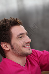年轻男子微笑男性粉色衬衫毛衣梦想家成功白色男人快乐图片