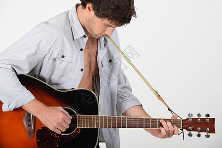 年轻人弹音响吉他图片
