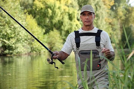 男人在河内捕鱼图片
