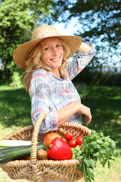 穿着草帽和一篮子蔬菜的漂亮女人妻子福利母亲草药金发帽子女士食物稻草韭葱图片
