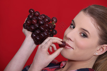女人吃葡萄水果嘴唇化妆品白色浆果营养紫色红色食物眼影图片