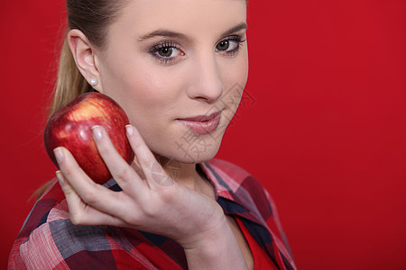 拿着红苹果的迷人女人图片