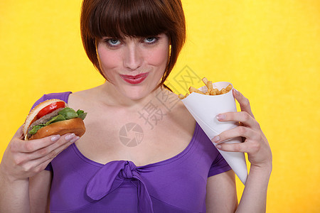 女人吃汉堡包和薯条饮食美食营养饮料肤色沙拉面包女士牛扒馅饼图片