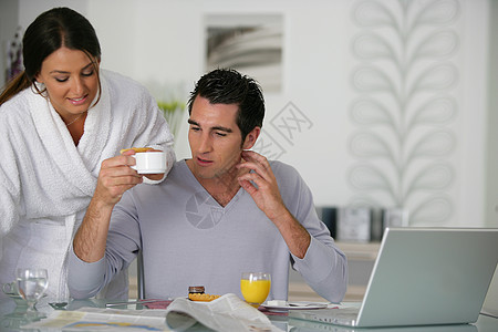 一起吃早餐的情侣技术电脑女朋友妻子互联网房间工人网络食物笔记本图片