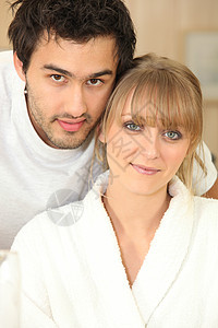 家里一对夫妇的肖像蓝色压痛亲和力微笑姿势衣冠淋浴浴室新婚床头背景图片