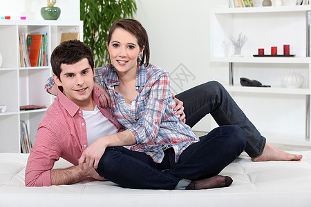 年轻夫妇在沙发上放松丈夫房间女朋友男人情人成人迷恋压痛夫妻妻子图片