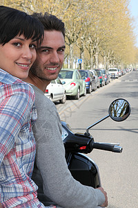 一对夫妇骑摩托车小路城市微笑旅行男人女性女朋友男性男朋友享受图片