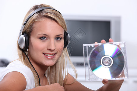 一位金发女金发女子 听音乐和表演CD图片
