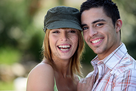 年轻夫妇站在公园里图片