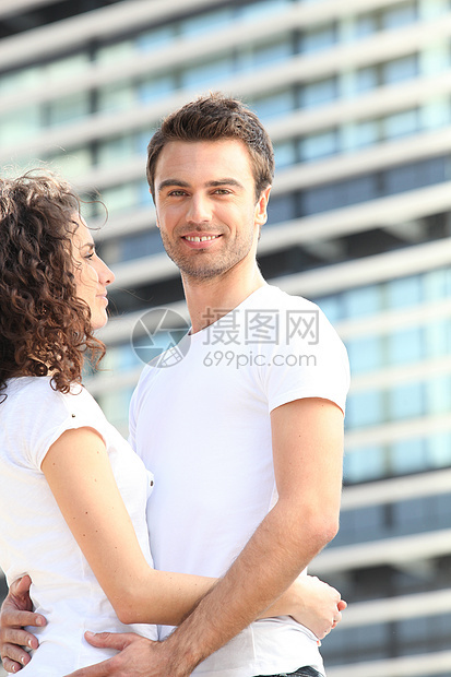 年轻夫妇站在外面图片