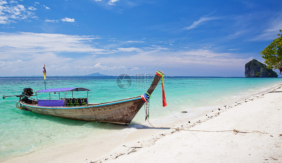 克里夫和船风景晴天海浪场景太阳旅行海洋热带海滩天堂图片