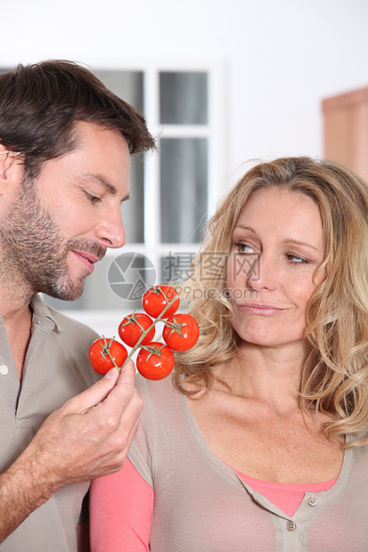 持有西红番茄的夫妇图片