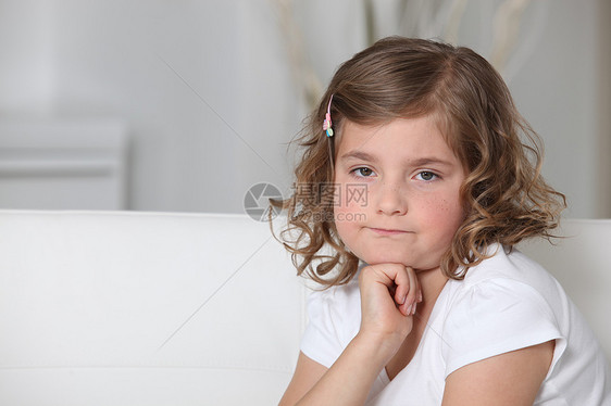 脾气暴躁的小女孩女孩打扮女性注意力三角帆眉头金发强光孩子青少年图片