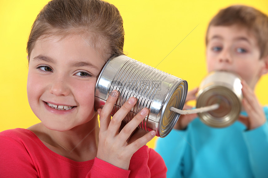 儿童使用锡罐进行交流图片