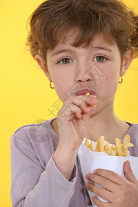 女孩吃薯条的小女孩图片