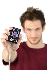 男人在摄像机上展示他的肖像背景图片