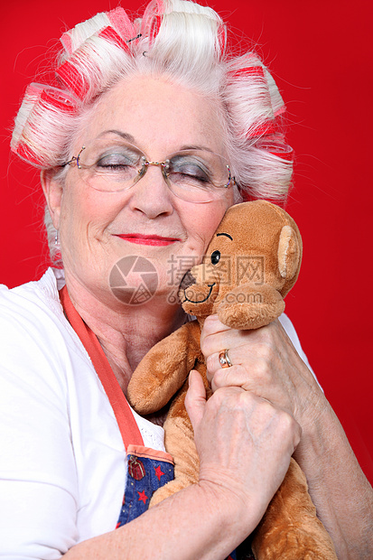 拿着泰迪熊的老女人图片