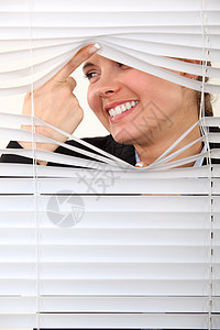 在百叶窗旁看女人的烦人强制细绳窗户力量板条间谍梯子牙齿嘴唇绳索图片