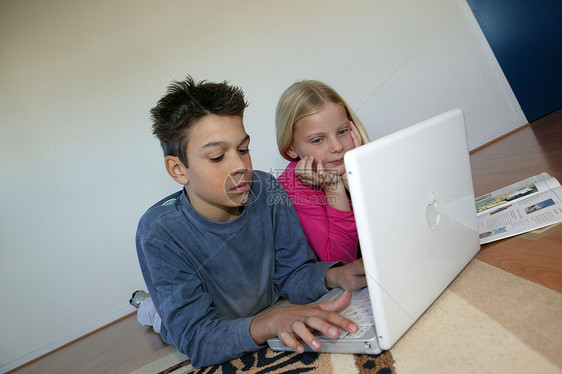 在笔记本电脑上工作的儿童图片