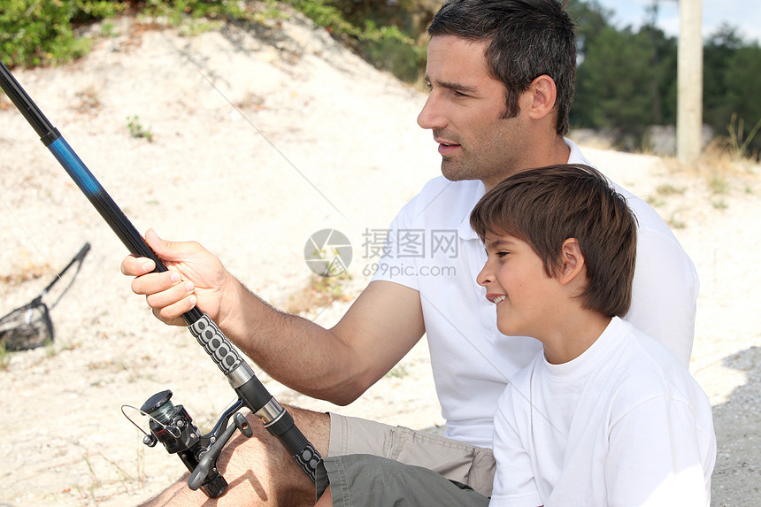 父亲和小男孩钓鱼旅行图片