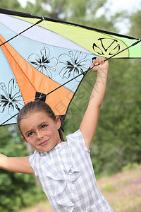 小女孩玩着风筝图片