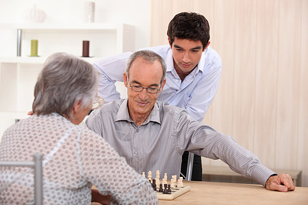 玩象棋的老年夫妇儿子战略公民祖父活动木板男人男性孙子游戏图片