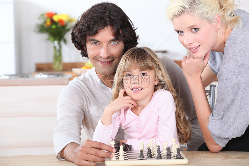 家庭象棋游戏头发白色身份母性棕色纽带父母孩子男人玩家图片