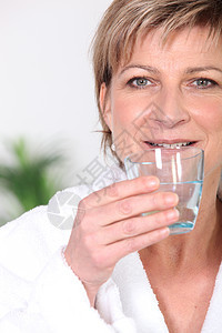 高龄妇女饮用水饮食液体力量女士玻璃矿物口渴身体金发女郎长袍图片