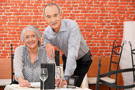在一家餐馆的老年夫妇智慧午餐会议快乐夫妻饮料餐厅退休天空男人图片