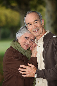 参加散步的老年夫妇图片