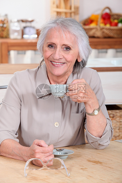 高级妇女饮用咖啡饮料祖母思维微笑老化享受退休老年女性幸福图片