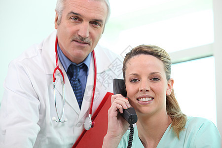 医生与助手一起装扮姿势双耳耳塞文件夹管道秘书全科药品耳机医院图片