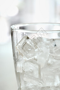 冰在清晰的玻璃杯中背景图片