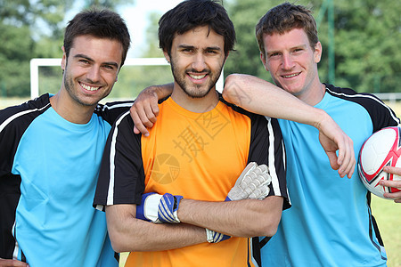 三个带着球微笑的足球运动员公园团队年轻人沥青工具守门员训练哥们团体成套图片