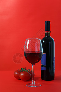 红底红葡萄酒水果玻璃水晶庆典工作室酒杯用餐藤蔓闲暇瓶子背景图片