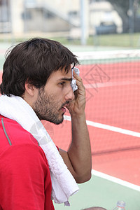 球场上的网球手男人晴天眉头闲暇黑发玩家微笑游戏法庭毛巾图片