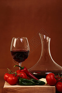 棕色背景的红酒玻璃食物庆典奢华派对托盘生活盘子桌子餐厅图片