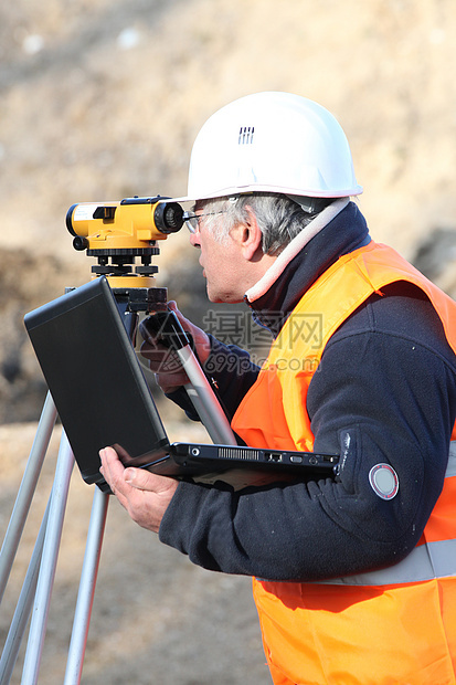 现场勘测员进行读数测量经纬仪地形定位土地光学工人工程地面工程师图片