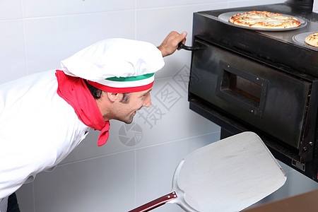 在烤炉里看比萨饼图片