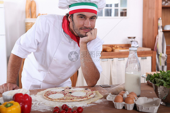 比萨厨师围巾绿色男性夹克厨房头发红色棕色外套白色图片